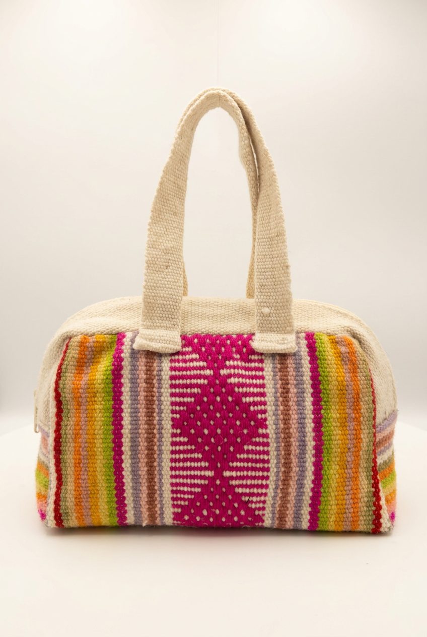 Cartera de mano de lana de oveja con rombos fucsia y asas crema