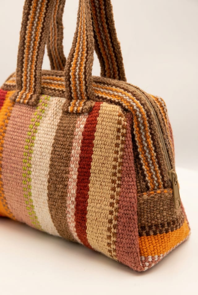 Cartera de mano de lana de oveja con líneas verticales multicolor