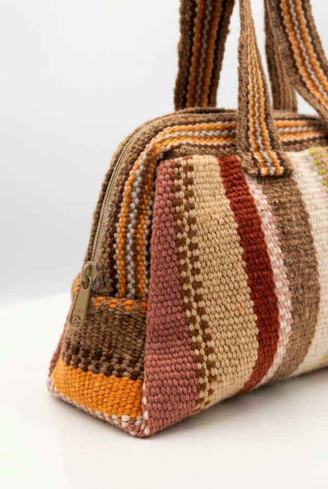 Cartera de mano de lana de oveja con líneas verticales multicolor