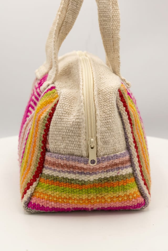 Cartera de mano de lana de oveja con rombos fucsia y asas crema