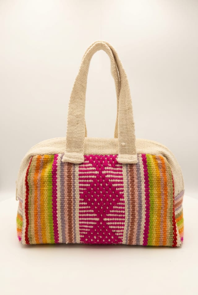 Cartera de mano de lana de oveja con rombos fucsia y asas crema