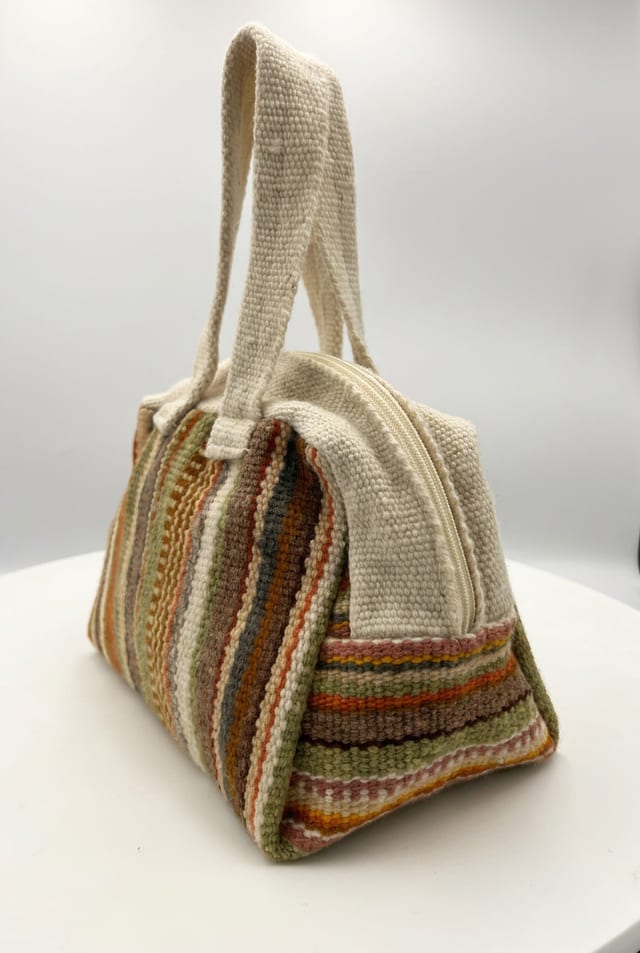Cartera de lana de oveja a rayas verde y ladrillo con asas crema