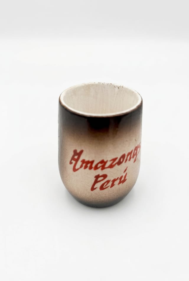 Copa de madera craquelada con diseños variados