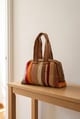 Cartera de mano de lana de oveja con líneas verticales multicolor