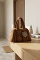 Cartera de mano de lana de oveja en tonos marrón con flor gris