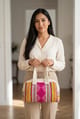 Cartera de mano de lana de oveja con rombos fucsia y asas crema