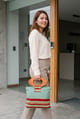 Cartera de lana de oveja verde pastel con franjas rojas y asas de madera