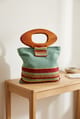 Cartera de lana de oveja verde pastel con franjas rojas y asas de madera