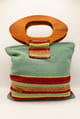 Cartera de lana de oveja verde pastel con franjas rojas y asas de madera
